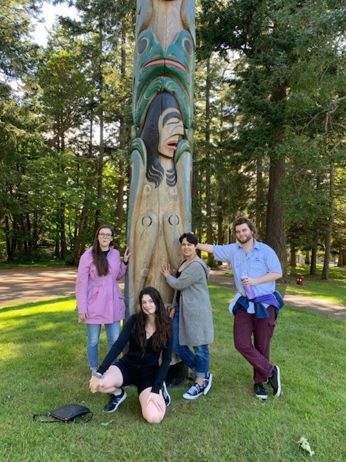 Photograph of DHSI 2019 Participations into front of totem pole on the university of Victoria campus
